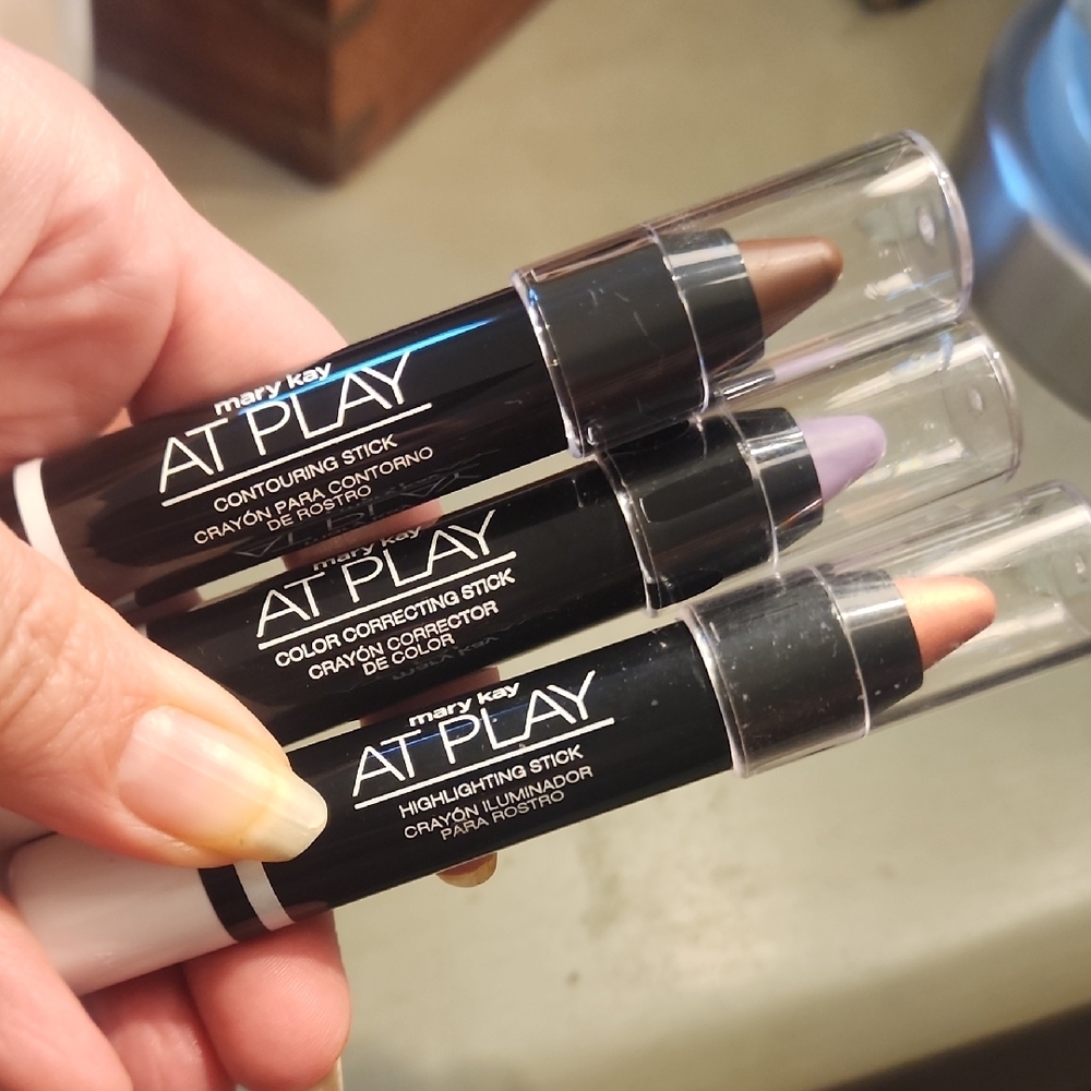 Mary Kay Bronzer and Contour Set Brown Purple